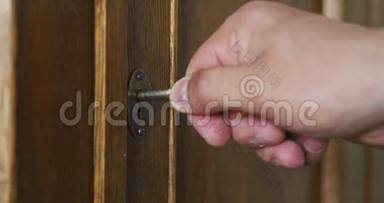 古玩木柜钥匙孔里的人手一把把旧钥匙